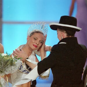 Elodie Gossuin, Sylvie Tellier, Geneviève de Fontenay aux côtés d'Yves Coppens - Election de Miss France 2002 à Muhlouse.