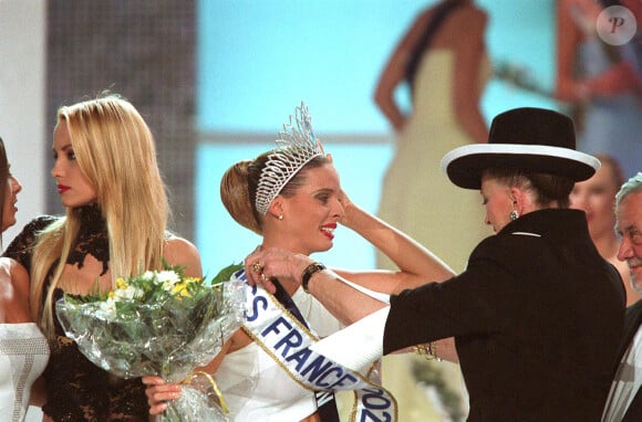 Elodie Gossuin, Sylvie Tellier, Geneviève de Fontenay aux côtés d'Yves Coppens - Election de Miss France 2002 à Muhlouse.