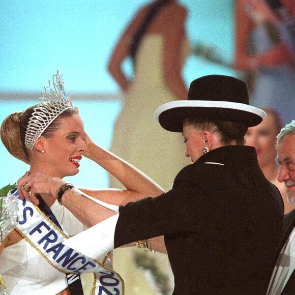 Elodie Gossuin, Sylvie Tellier, Geneviève de Fontenay aux côtés d'Yves Coppens - Election de Miss France 2002 à Muhlouse.