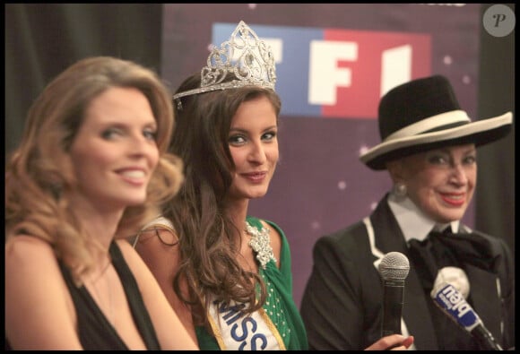 Sylvie Tellier, Malika Ménard, 22 ans, Miss Normandie élue Miss France 2010 au palais Nikaia à Nice et Geneviève de Fontenay.