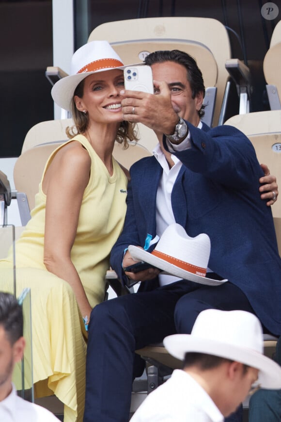 Sylvie Tellier et son mari Laurent Schenten dans les tribunes de la finale homme des Internationaux de France de tennis de Roland Garros 2024 à Paris le 9 juin 2024. © Jacovides-Moreau/Bestimage 