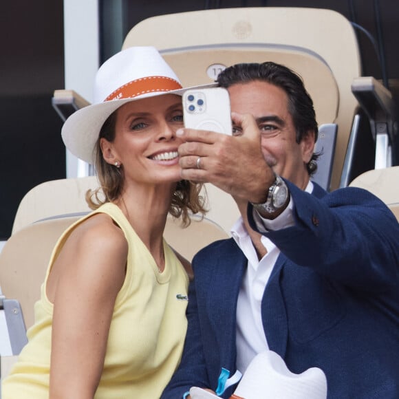 Sylvie Tellier et son mari Laurent Schenten dans les tribunes de la finale homme des Internationaux de France de tennis de Roland Garros 2024 à Paris le 9 juin 2024. © Jacovides-Moreau/Bestimage 