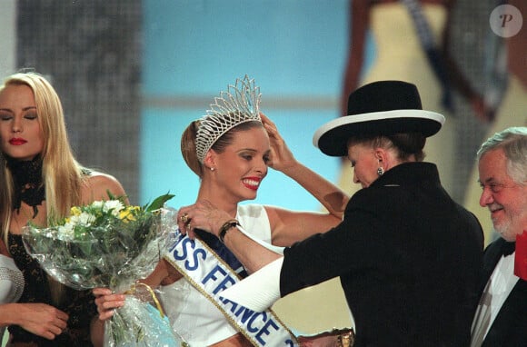 Elodie Gossuin, Sylvie Tellier, Geneviève de Fontenay aux côtés d'Yves Coppens - Election de Miss France 2002 à Muhlouse.