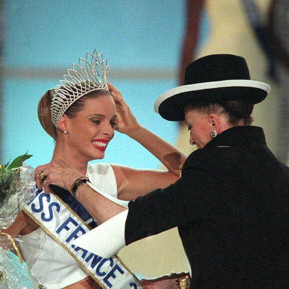 Elodie Gossuin, Sylvie Tellier, Geneviève de Fontenay aux côtés d'Yves Coppens - Election de Miss France 2002 à Muhlouse.