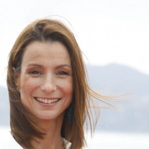 Jennifer Lauret au photocall de la série "Demain nous appartient" lors de la 5ème saison du festival International des Séries "Canneseries" à Cannes, France, le 2 avril 2022. © Denis Guignebourg/Bestimage