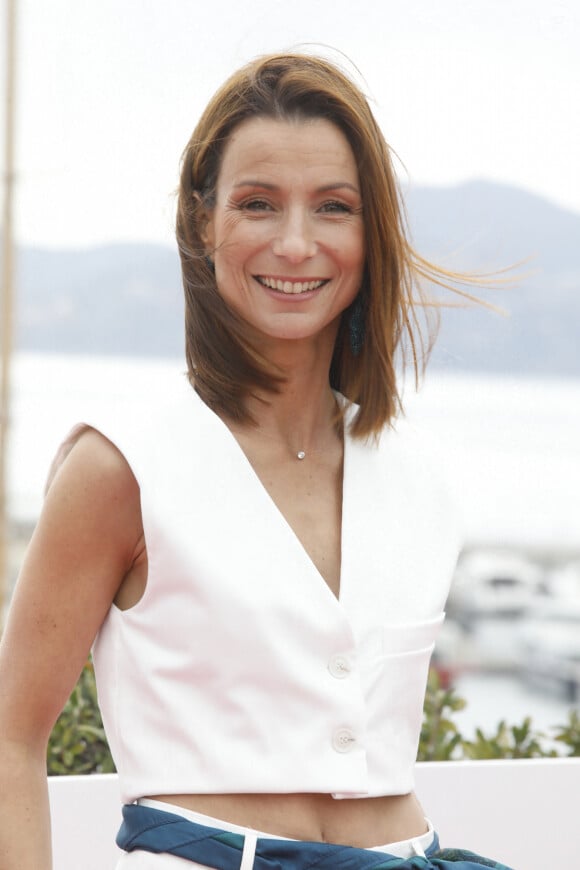 Jennifer Lauret au photocall de la série "Demain nous appartient" lors de la 5ème saison du festival International des Séries "Canneseries" à Cannes, France, le 2 avril 2022. © Denis Guignebourg/Bestimage