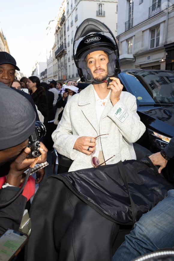 L'acteur qui ne souhaite pas trop en dire sur sa vie de couple lâche néanmoins des informations par ci, par-là de temps à autres.
Pierre Niney au défilé Lacoste prêt à porter printemps / été 2025 lors de la fashion week à Paris le 1er octobre 2024. © Jeremy Melloul / Bestimage