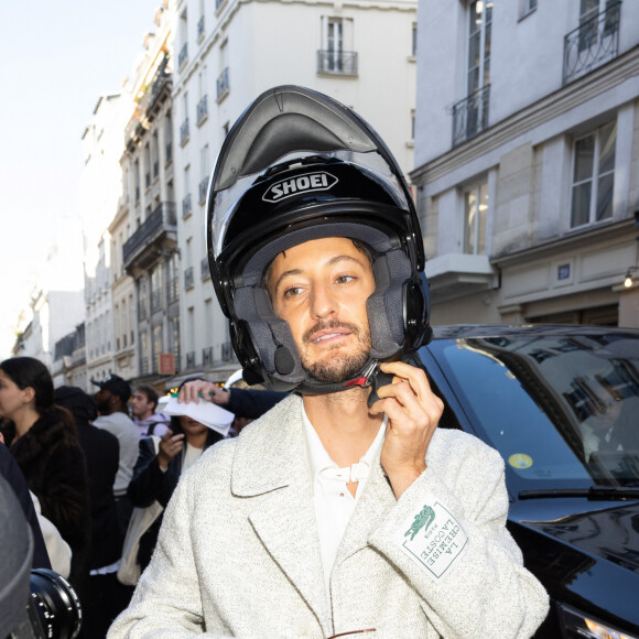 L'acteur qui ne souhaite pas trop en dire sur sa vie de couple lâche néanmoins des informations par ci, par-là de temps à autres.
Pierre Niney au défilé Lacoste prêt à porter printemps / été 2025 lors de la fashion week à Paris le 1er octobre 2024. © Jeremy Melloul / Bestimage