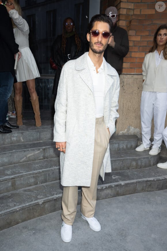 Fan de nature, l'acteur a fait le choix de vivre loin de Paris.
Pierre Niney au défilé Lacoste prêt à porter printemps / été 2025 lors de la fashion week à Paris le 1er octobre 2024. © Jeremy Melloul / Bestimage