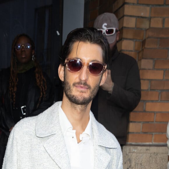 Fan de nature, l'acteur a fait le choix de vivre loin de Paris.
Pierre Niney au défilé Lacoste prêt à porter printemps / été 2025 lors de la fashion week à Paris le 1er octobre 2024. © Jeremy Melloul / Bestimage