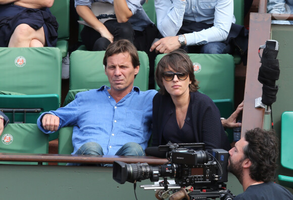 Le journaliste Pascal Humeau et sa compagne la journaliste Amandine Bégot (enceinte) - - People dans les tribunes lors du tournoi de tennis de Roland-Garros à Paris, le 28 mai 2015.