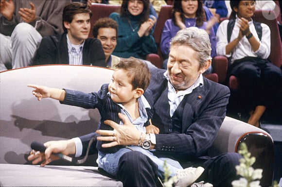 Archives -  En France, à Paris, Serge GAINSBOURG tenant son fils Lulu sur ses genoux en novembre 1988. © Bernard Leguay via Bestimage