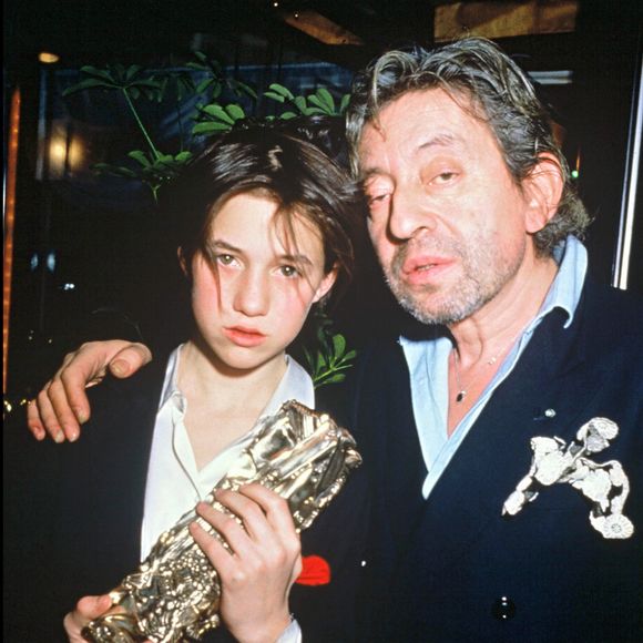 Serge Gainsbourg avec sa fille Charlotte, lauréate du césar du meilleur espoir féminin pour le film "L'effrontée".