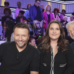 Exclusif - Raymond Aabou, Juliette Briens, Gilles Verdez, sur le plateau de l’enregistrement de l’émission « Face à Hanouna » présentée par C.Hanouna et diffusée sur C8 le 2 Novembre 2024, à Paris, France, le 31 octobre 2024. © Jack Tribeca / Bestimage