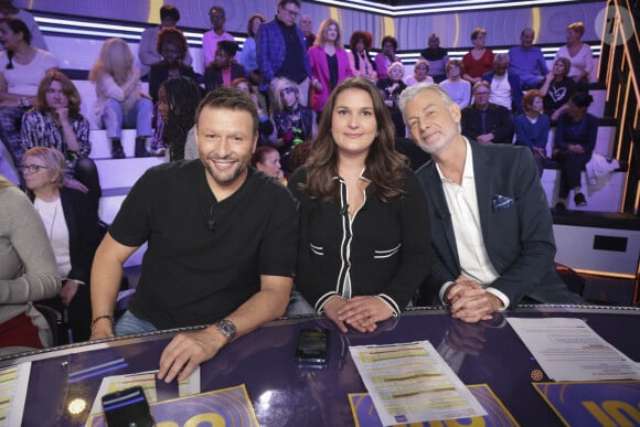 Exclusif - Raymond Aabou, Juliette Briens, Gilles Verdez, sur le plateau de l’enregistrement de l’émission « Face à Hanouna » présentée par C.Hanouna et diffusée sur C8 le 2 Novembre 2024, à Paris, France, le 31 octobre 2024. © Jack Tribeca / Bestimage