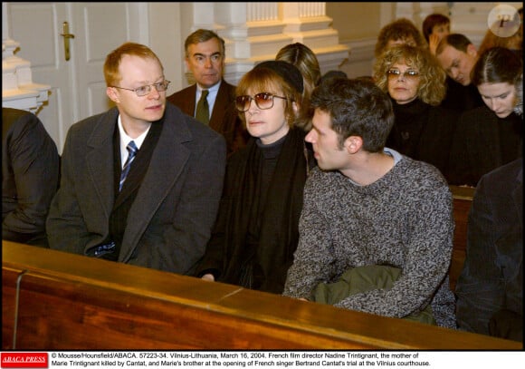 Mousse/Hounsfield/ABACA. 57223-34. Vilnius-Lituanie, 16 mars 2004. La réalisatrice française Nadine Trintignant, la mère de Marie Trintignant tuée par Cantat, et le frère de Marie, Vincent, à l'ouverture du procès du chanteur français Bertrand Cantat au palais de justice de Vilnius.