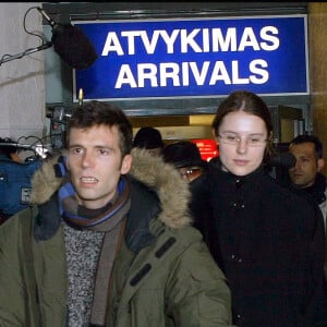 © ABACA. 57140-7. Vilnius-Lituanie, 14 mars 2004. Vincent Trintignant, le frère de Marie, arrive à l'aéroport de Vilnius avec sa compagne pour participer au procès de Cantat qui débutera le mardi 16 mars 2004.