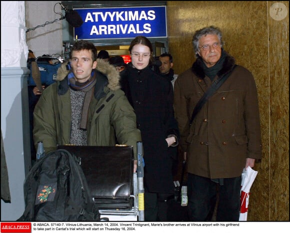 © ABACA. 57140-7. Vilnius-Lituanie, 14 mars 2004. Vincent Trintignant, le frère de Marie, arrive à l'aéroport de Vilnius avec sa compagne pour participer au procès de Cantat qui débutera le mardi 16 mars 2004.