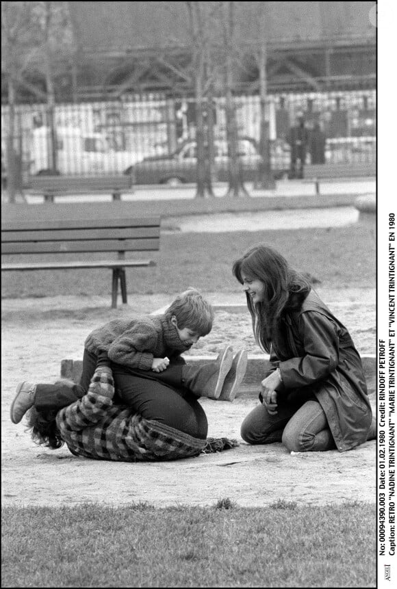 Nadine Trintignant à Paris avec Marie et Vincent. 1980.