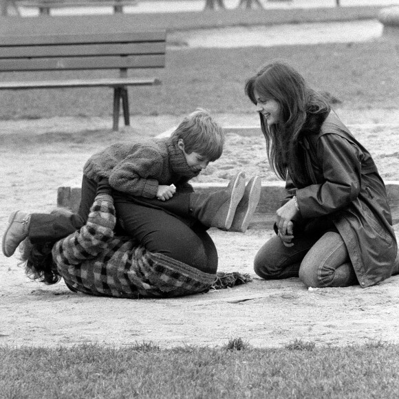 Nadine Trintignant à Paris avec Marie et Vincent. 1980.