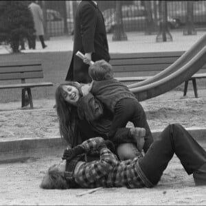 Nadine Trintignant à Paris avec Marie et Vincent. 1980.