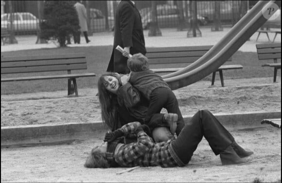 Nadine Trintignant à Paris avec Marie et Vincent. 1980.