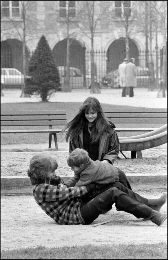 Nadine Trintignant et ses enfants à Paris en 1980.