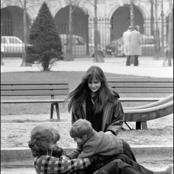 Nadine Trintignant et ses enfants à Paris en 1980.