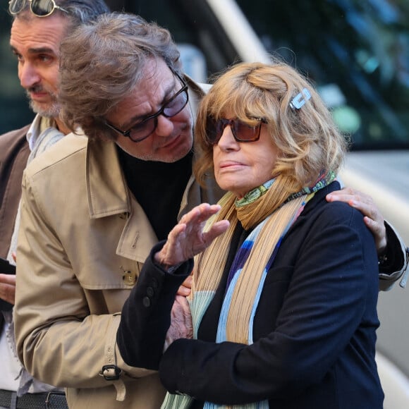 Jean-Noël Mirande et Nadine Trintignant - Sortie des Obsèques de Michel Blanc en l'église Saint-Eustache à Paris, le 10 octobre 2024. © Moreau / Jacovides / Bestimage  Funeral of Michel Blanc at the Saint-Eustache church in Paris, October 10, 2024. 