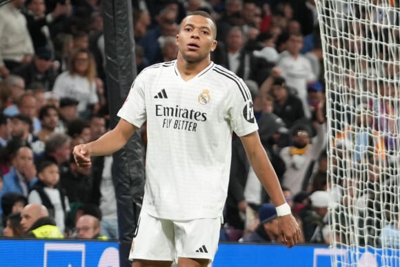 "Il faut lui donner du temps mais en même temps, il doit apprendre à jouer comme un numéro 9, en avoir le désir et la volonté de se projeter", conclut Thierry Henry
 
Kylian Mbappé. - Photo Laurent Lairys / PANORAMIC © Laurent Lairys / Panoramic / Bestimage