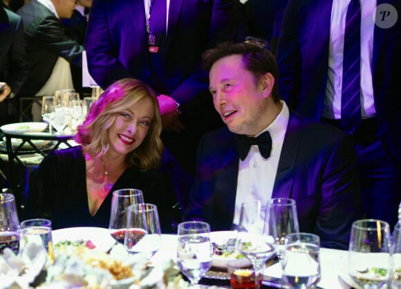 Hier le businessman a fièrement posé aux côtés de Donald Trump entouré de son clan...
Giorgia Meloni trés proche d'Elon Musk lors de la soirée des "Global Citizen Award 2024" au Ziegfeld Ballroom de New York, le 23 septembre 2024.