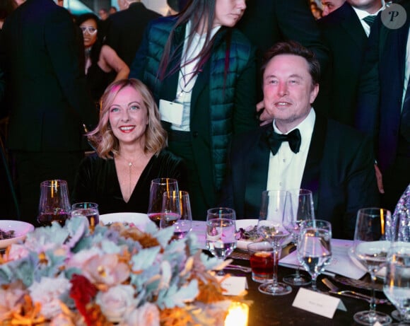 En plus d'assister à quelques de ses meetings, le milliardaire qui possède notamment Tesla ou encore Twitter a financé une partie de sa campagne.
Giorgia Meloni trés proche d'Elon Musk lors de la soirée des "Global Citizen Award 2024" au Ziegfeld Ballroom de New York, le 23 septembre 2024.