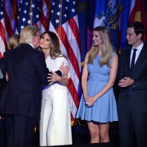 Donald Trump avec son fils Barron, sa fille Ivanka et sa femme Melania lors de son discours au Hilton New York après son élection à la présidence des Etats-Unis. New York, le 9 novembre 2016. 