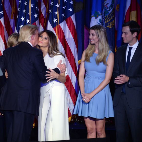 Donald Trump avec son fils Barron, sa fille Ivanka et sa femme Melania lors de son discours au Hilton New York après son élection à la présidence des Etats-Unis. New York, le 9 novembre 2016. 