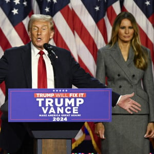 Pari réussi pour Donald Trump !

D'après le formulaire de déclaration financière de Donald Trump, Melania Trump aurait reçu 237 000 dollars pour une "conférence" donnée en avril lors d'un événement organisé par les Log Cabin Republicans.

L'ancienne première dame Melania Trump écoute l'ancien président des États-Unis Donald Trump prononcer un discours depuis le Palm Beach Convention Center lors de la soirée de veille de la campagne électorale de Trump à West Palm Beach, en Floride, le mercredi 6 novembre 2024. Certains médias ont annoncé la course en faveur de l'ancien président, tandis que d'autres n'ont pas encore pris de décision.
Photo par Joe Marino/UPI/ABACAPRESS.COM