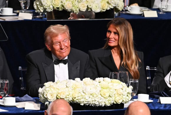 Et une nouvelle fois sur quelques clichés dévoilés (notamment un relayé par l'une des petites filles de Donald Trump), Melania Trump était aux abonnés absents !
Le 79e dîner annuel de la Fondation commémorative Alfred E. Smith au profit des femmes et des enfants dans le besoin à l'hôtel Hilton le 17 octobre 2024 à New York. L'ancien président Donald Trump était l'orateur principal et était accompagné de son épouse, Melania. Le cardinal Dolan, archevêque de New York, était l'hôte de l'événement. Le sénateur Chuck Schumer a été vu à côté du podium pendant que M. Trump et d'autres intervenants prenaient la parole. Le vice-président Harris était le seul à être présent par vidéo à distance. StarMax/Bestimage