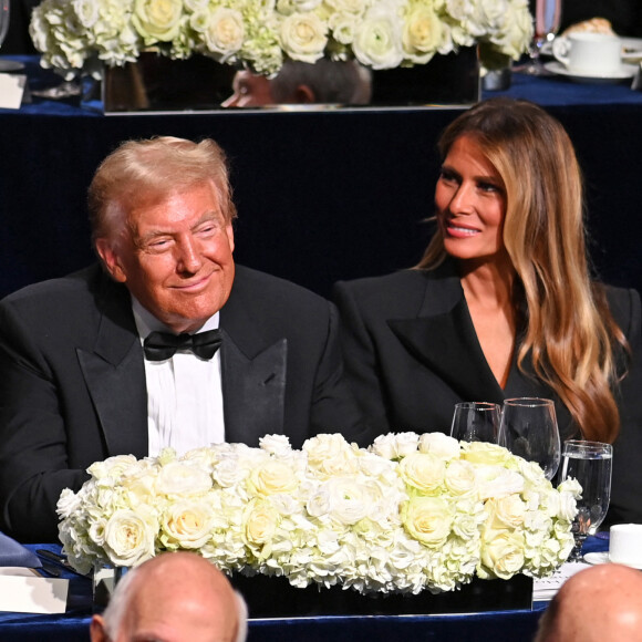 Et une nouvelle fois sur quelques clichés dévoilés (notamment un relayé par l'une des petites filles de Donald Trump), Melania Trump était aux abonnés absents !
Le 79e dîner annuel de la Fondation commémorative Alfred E. Smith au profit des femmes et des enfants dans le besoin à l'hôtel Hilton le 17 octobre 2024 à New York. L'ancien président Donald Trump était l'orateur principal et était accompagné de son épouse, Melania. Le cardinal Dolan, archevêque de New York, était l'hôte de l'événement. Le sénateur Chuck Schumer a été vu à côté du podium pendant que M. Trump et d'autres intervenants prenaient la parole. Le vice-président Harris était le seul à être présent par vidéo à distance. StarMax/Bestimage