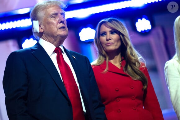 L'ancien président américain Donald J. Trump et l'ancienne première dame Melania Trump après le discours de M. Trump lors de la convention nationale républicaine à Milwaukee, Wisconsin, au Fiserv Forum, le jeudi 18 juillet 2024. Lundi soir, M. Trump est apparu pour la première fois depuis un rassemblement en Pennsylvanie, au cours duquel il a été blessé par une balle qui lui aurait frôlé l'oreille. Trump a raconté cette histoire dans son discours, et a également parlé de Biden, de l'immigration et d'autres sujets. © PPS/Bestimage