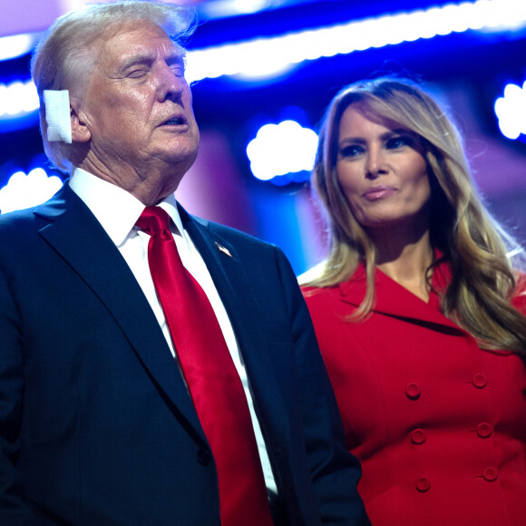 L'ancien président américain Donald J. Trump et l'ancienne première dame Melania Trump après le discours de M. Trump lors de la convention nationale républicaine à Milwaukee, Wisconsin, au Fiserv Forum, le jeudi 18 juillet 2024. Lundi soir, M. Trump est apparu pour la première fois depuis un rassemblement en Pennsylvanie, au cours duquel il a été blessé par une balle qui lui aurait frôlé l'oreille. Trump a raconté cette histoire dans son discours, et a également parlé de Biden, de l'immigration et d'autres sujets. © PPS/Bestimage