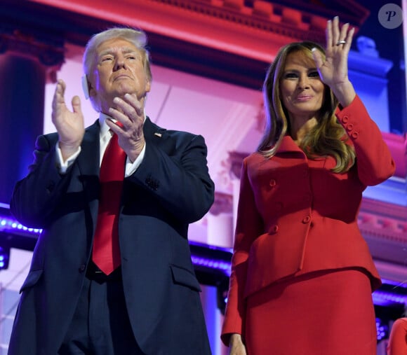 Si tout au long de sa campagne, Melania Trump a brillé par son absence, l'homme d'affaires a pu compter sur le soutien d'Elon Musk !
Donald J. Trump et sa femme Melania lors du jour 4 de la Convention Nationale des Républicains à Milwaukee (RNC). 