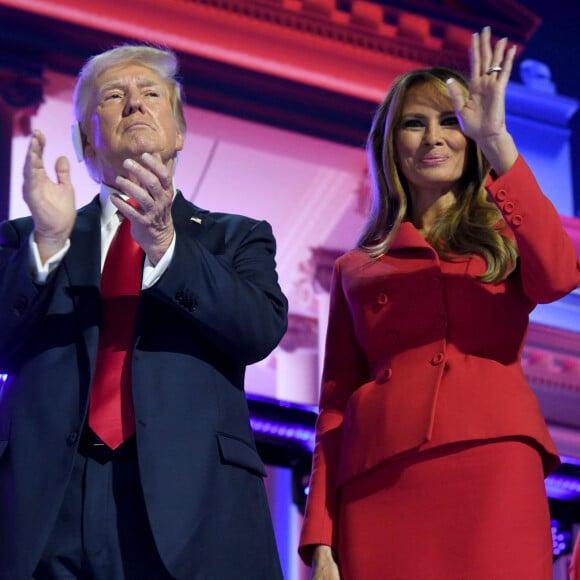 Si tout au long de sa campagne, Melania Trump a brillé par son absence, l'homme d'affaires a pu compter sur le soutien d'Elon Musk !
Donald J. Trump et sa femme Melania lors du jour 4 de la Convention Nationale des Républicains à Milwaukee (RNC). 