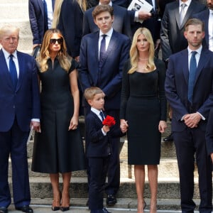 Donald Trump et sa femme Melania, Barron Trump, Ivanka Trump, Eric Trump, et leurs enfants - Obsèques de Ivana Trump en l'église St Vincent Ferrer à New York. Le 20 juillet 2022 © Sonia Moskowitz Gordon / Zuma Press / Bestimage