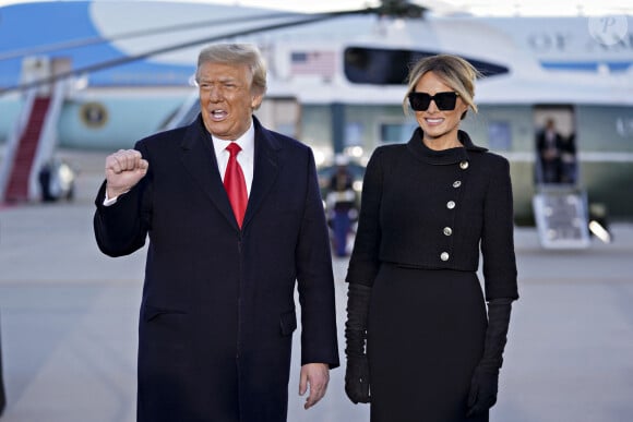 Donald Trump, accompagné de sa femme Melania, quitte la Maison Blanche à l'issue de son mandat de président des Etats-Unis à Washington, le 20 janvier 2021. 