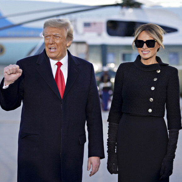 Donald Trump, accompagné de sa femme Melania, quitte la Maison Blanche à l'issue de son mandat de président des Etats-Unis à Washington, le 20 janvier 2021. 