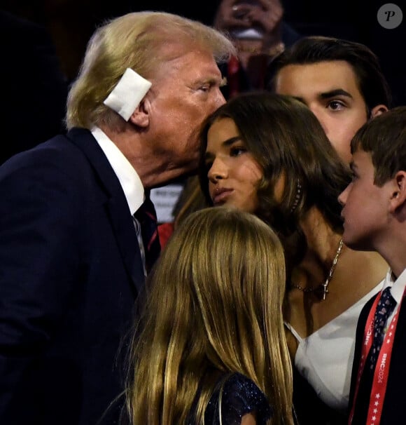 17 juillet 2024, Milwaukee, Wi, États-Unis. Le candidat à la présidence DONALD TRUMP embrasse sa petite-fille KAI TRUMP qui a pris la parole alors que la Convention nationale républicaine se poursuit au Fiserv Forum à Milwaukee WI le 17 juillet 2024.
(Crédit photo : © Carol Guzy/ZUMA Press Wire)