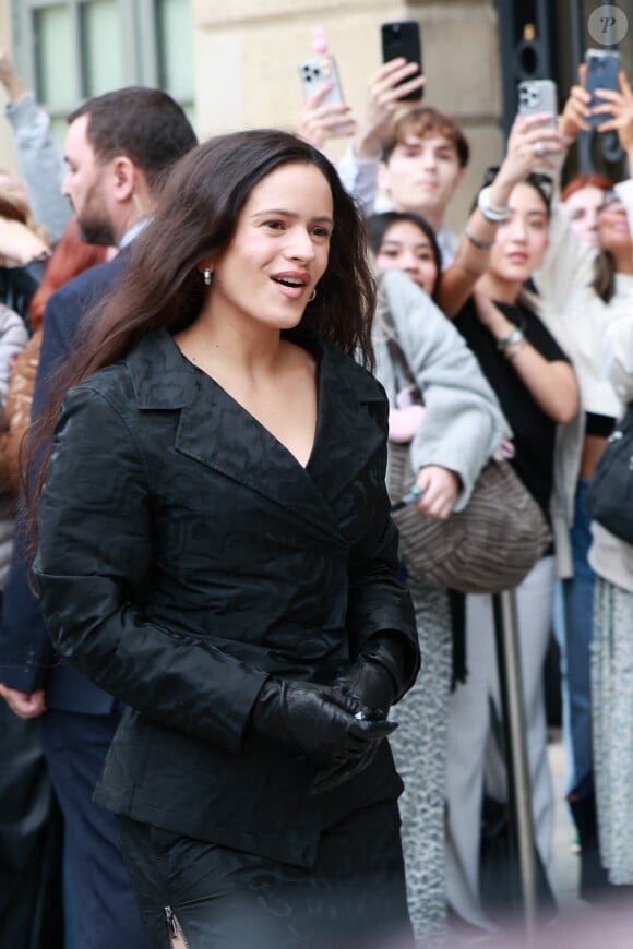 La chanteuse espagnole est allé dans la région de Valence ce jeudi 7 novembre
 
Rosalia à la Paris Fashion Week.