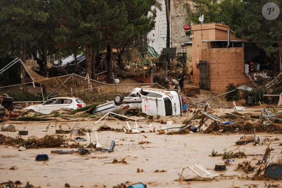 Une star internationale vient en aide aux sinistrés en Espagne
 
Inondation catastrophique à Valence. Les voitures s'entassent dans la province espagnole de Valence, les secouristes recherchent des personnes disparues et tentent de rendre les routes à nouveau praticables