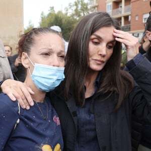 Concernant les victimes des inondations meurtrières dans la région de Valence
La reine Letizia rend visite aux sinistrés des inondations à Paiporta près de Valence. © Agence / Pool / Bestimage 