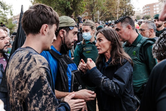 Pris à partie et visés par des jets de boue, le roi et la reine ont pourtant fait le choix de rester et de faire face pour écouter et réconforter les sinistrés
Inondations meurtrières dans le Sud de l'Espagne: le roi Felipe VI, la reine Letizia d'Espagne et la Premier Ministre Pedro Sanchez accueillis au cri d'" assassins ! " par une foule en colère 