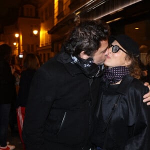 Le chanteur et sa compagne n'ont pas hésité à s'embrasser devant les photographes
 
Exclusive - Matthieu Chedid et sa femme Loica Saint-M'leux à la soirée 'Le Flirt' Club Opening Party le 7 novembre 2024 à Paris, France. Photo : Jerome Domine/ABACAPRESS.COM